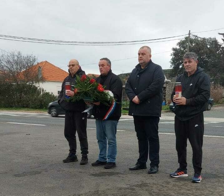 U Sv Petru Polo Eni Vijenci I Zapaljene Svije E Za Erika Coli A