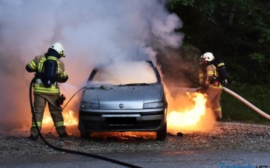 U Polači izbio požar na dva automobila stranih državljana