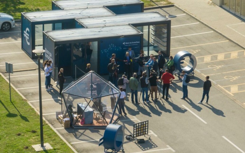 Otvorena putujuća izložba “Euro na kotačima” u Vukovaru