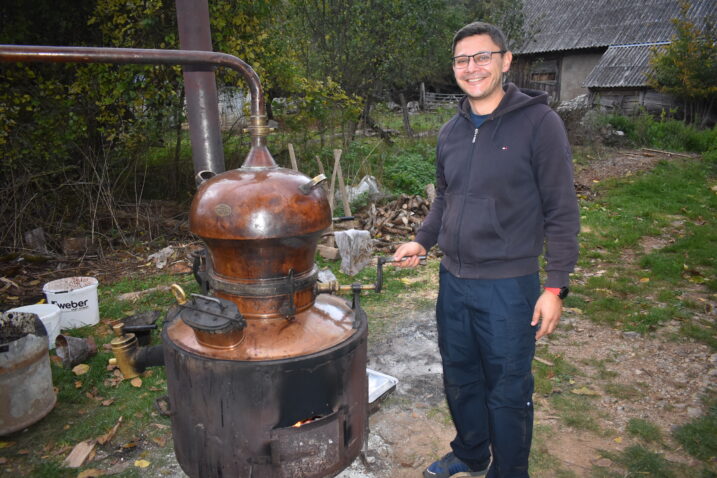 Josip proizvodi najbolju ličku rakiju, ali niti ju pije niti prodaje!