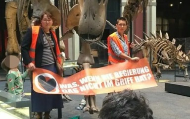 Aktivistkinje se zalijepile za nosač kostura dinosaura starog 60 milijuna godina