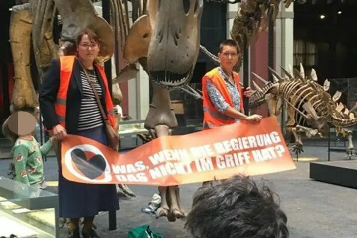 Aktivistkinje se zalijepile za nosač kostura dinosaura starog 60 milijuna godina