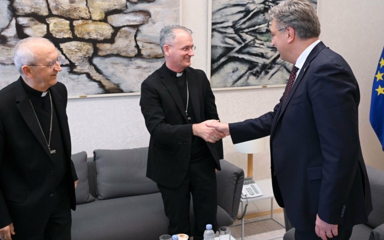 Plenković primio predsjednika HBK mons. Dražena Kutlešu