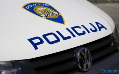 Muškarac ženi prijetio plastičnim pištoljem pa policiji nogom razbio staklo na autu