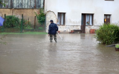 Zbog izlijevanja Kupe državna cesta zatvorena za promet