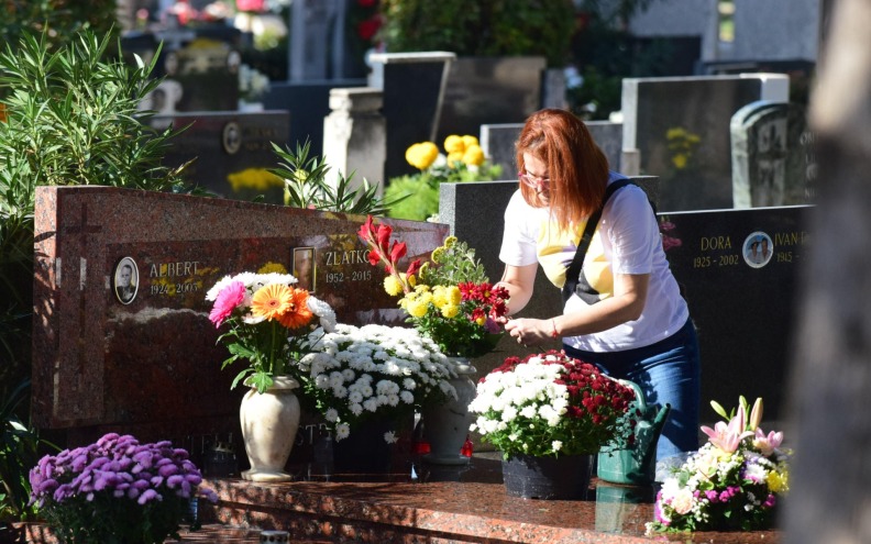 Na groblju krizanteme i lampioni, u srcima sjećanje na najmilije