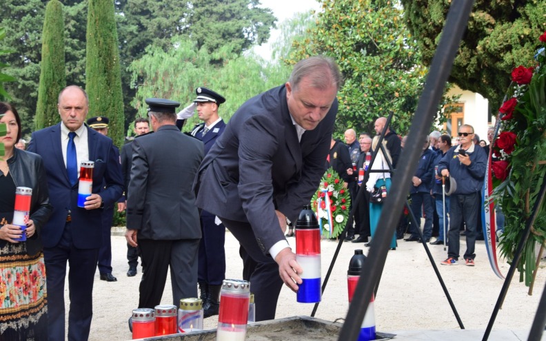 Povodom blagdana Svih svetih ispred Središnjeg križa položeni vijenci