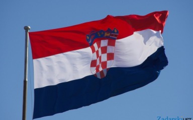 Trojica uhićena zbog skidanja hrvatske zastave u Kninu