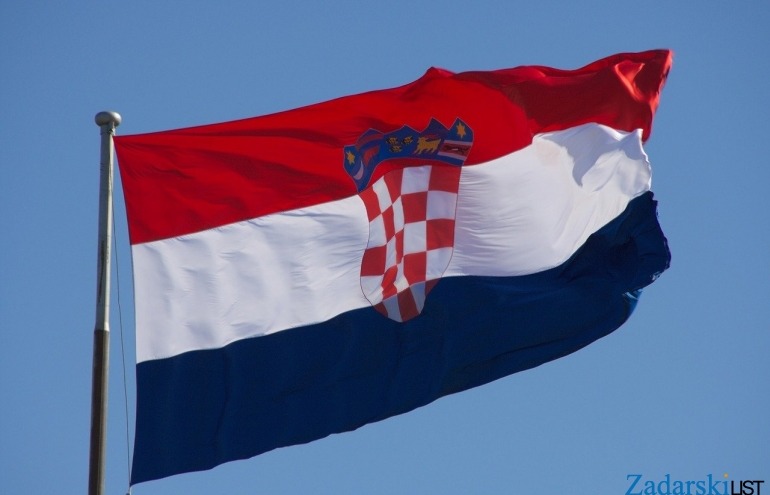Trojica uhićena zbog skidanja hrvatske zastave u Kninu