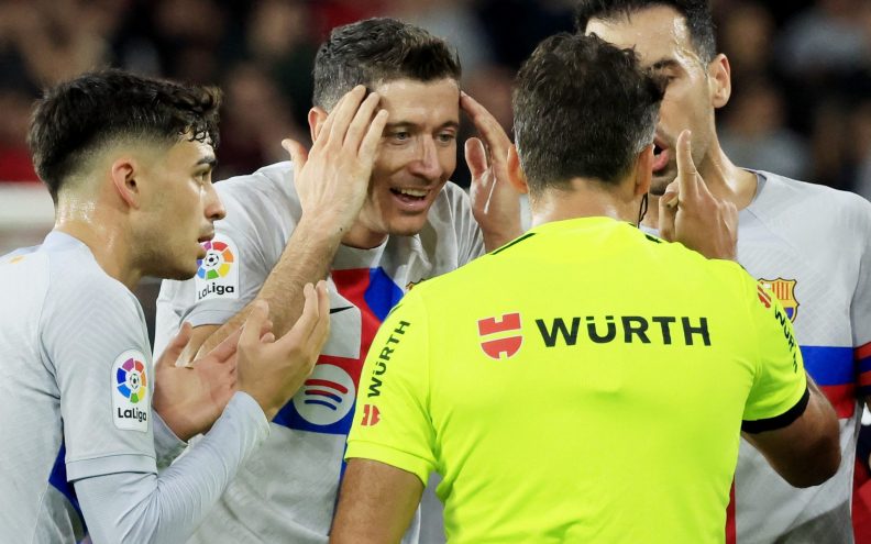 Barcelona s igračem manje preokrenula protiv Osassune, Robert Lewnadowski pocrvenio