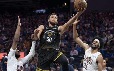 Stephen Curry je ubacio 40 poena u velikom obračunu, Celticsi zauzdali Jokića, Bucksi upisali drugi poraz