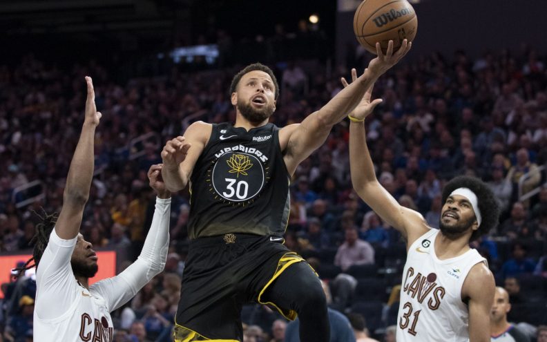 Stephen Curry je ubacio 40 poena u velikom obračunu, Celticsi zauzdali Jokića, Bucksi upisali drugi poraz