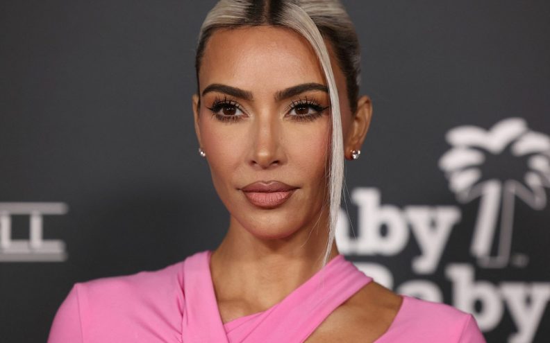 Je li došao kraj zemljanim tonovima? Popularna Kardashianka izgledala je kao Barbie