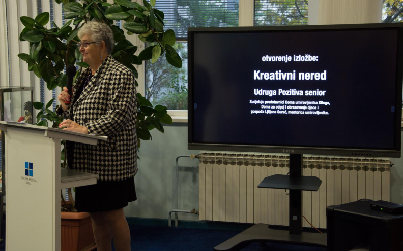 U Gradskoj knjižnici otvorena izložba Kreativni nered Udruge Pozitiva senior