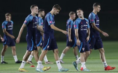 VIDEO Pogledajte kako je bilo na prvom treningu Vatrenih u Dohi, Livaja jedini trenirao odvojeno