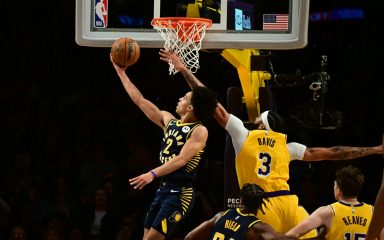 VIDEO Navijač Lakersa pogodio s centra i zaradio 75.000 dolara, a onda je njegova momčad potopljena tricom sa sirenom