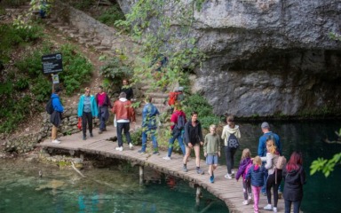 Na produljeni vikend na Plitvicama gotovo 13.000 posjetitelja