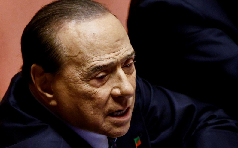 Berlusconijevo se stanje postupno poboljšava, no život mu je i dalje ugrožen