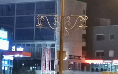 Na nekim lokacijama već postavljeni božićno-novogodišnji ukrasi