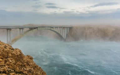 OLUJNA BURA Pag odsječen od kopna, dionica A1 Sveti Rok-Posedarje zatvorena za sav promet