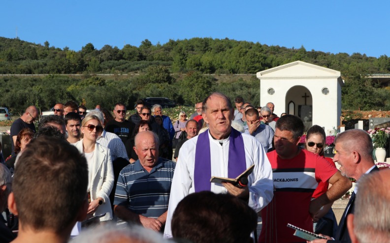 Na posedarskom groblju mnogi se pomolili za svoje preminule