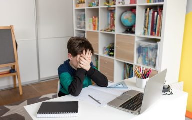 Kako pričati s djetetom o lošim ocjenama bez okrivljavanja i srama?