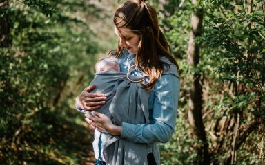 Naučite vezati sling maramu za bebe, nije komplicirano kako se čini