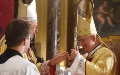Mons. Devčić biskupski štap predao mons. Uziniću