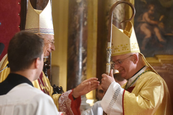 Mons. Devčić biskupski štap predao mons. Uziniću