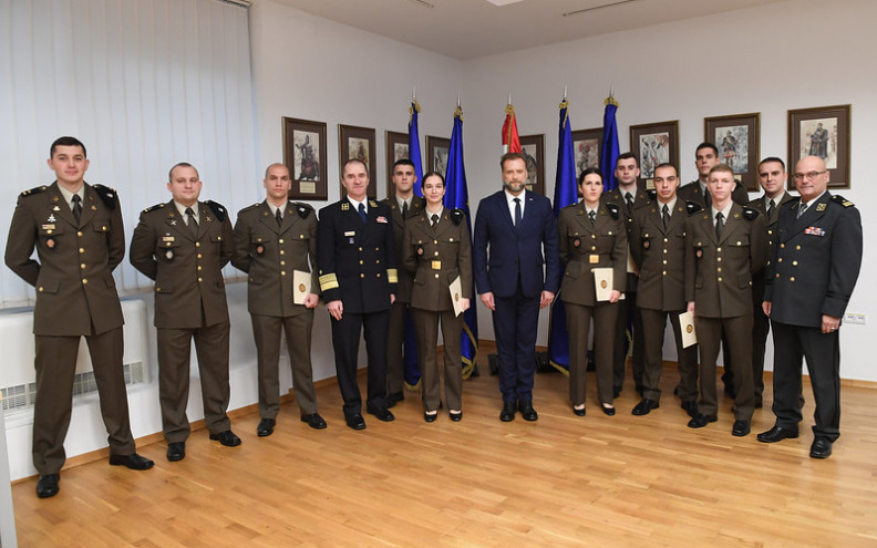 Ministar Banožić kadetima uručio Rješenja o prijmu u djelatnu vojnu službu