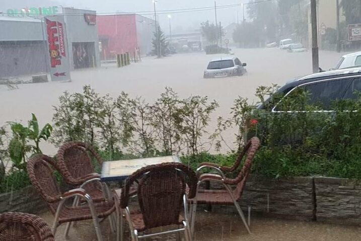 Poplavljen Novi Vinodolski, pomažu i vatrogasci