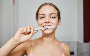Od zelenog čaja do kokosovog ulja – prirodne metode koje pomažu kod krvarenja desni
