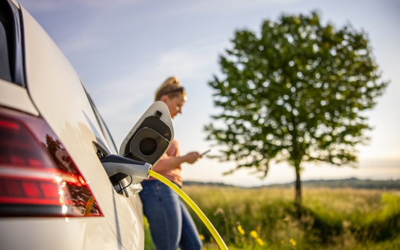 Električni automobili su daleko od ugljične neutralnosti, ali su dugoročno bolja ekološka opcija od benzinaca i dizelaša