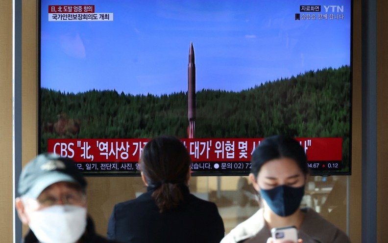 Sj. Koreja ispalila desteak raketa, jedna pala blizu južnokorejskih voda