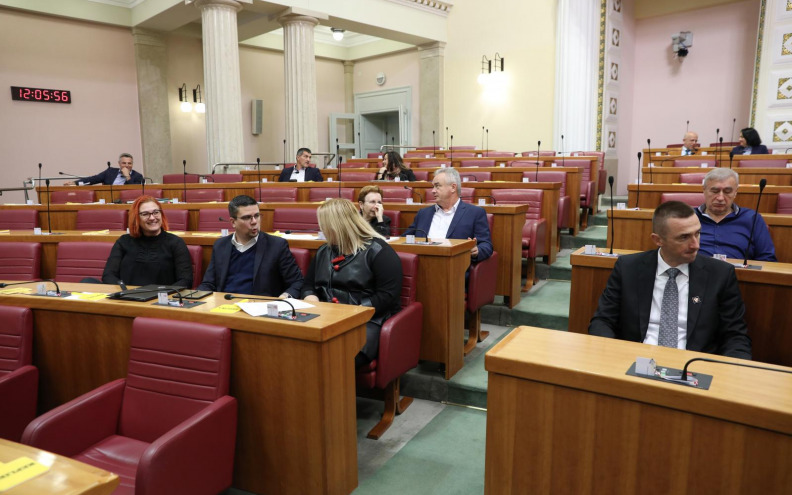 Oporba i dalje oštro protiv Vladina prijedloga o obuci Ukrajinaca