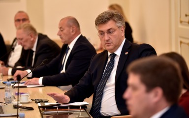 Vlada donijela odluku o povećanju plaća