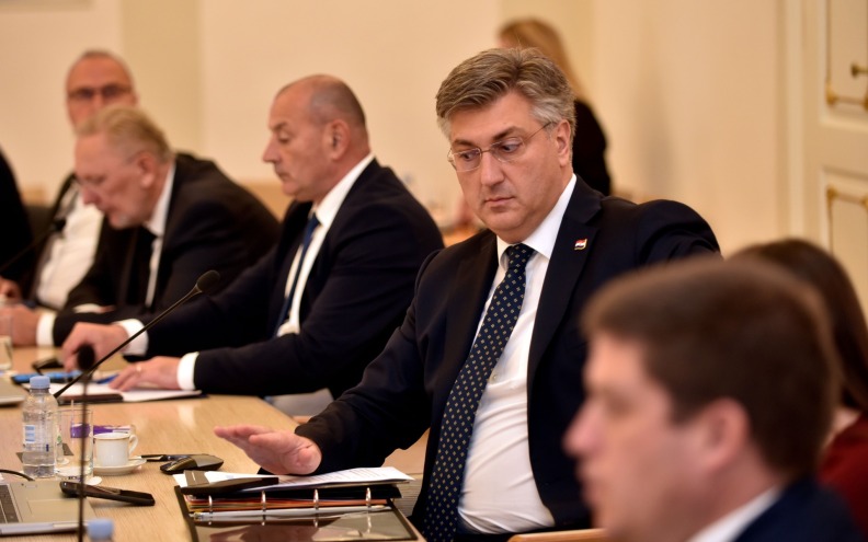 Vlada donijela odluku o povećanju plaća