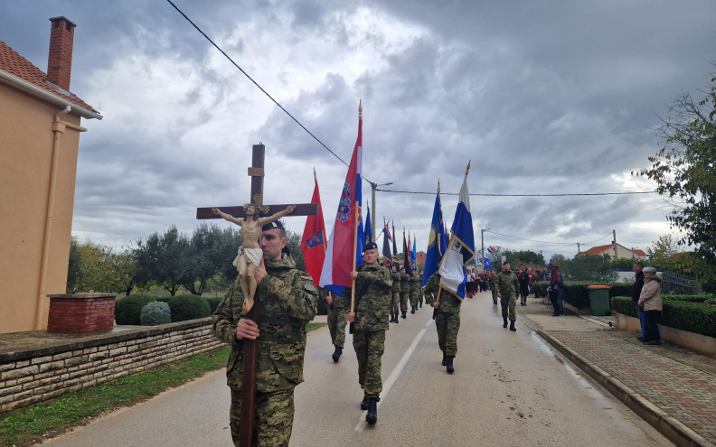Unatoč kiši, u Škabrnju pristigli brojni građani