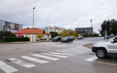 Mokri i skliski kolnici diljem zemlje, HAK poziva na oprez