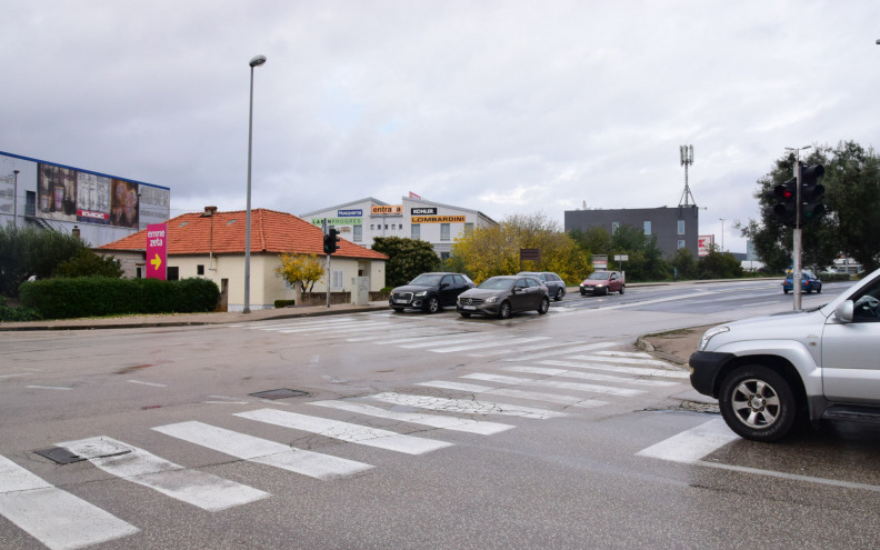 Mokri i skliski kolnici diljem zemlje, HAK poziva na oprez