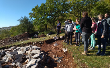 Starigradski osnovci posjetili arheološki lokalitet na Malom Libinju
