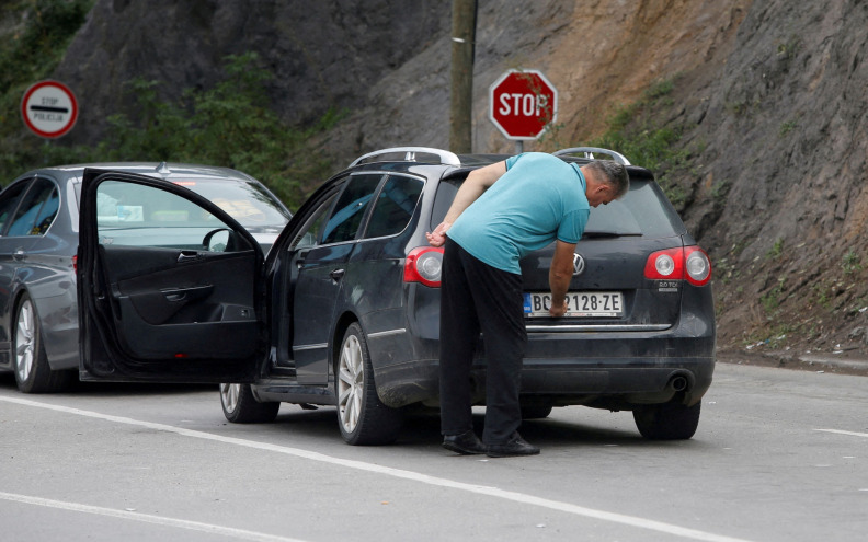 Srbija sve više sjedi na dvije stolice