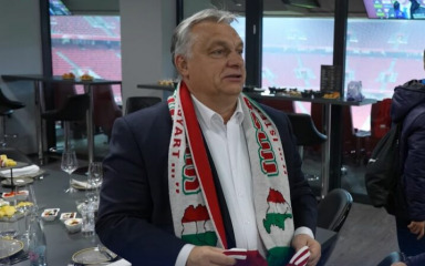 Orban nosio šal kojim prisvaja Rijeku i Hrvatsko primorje