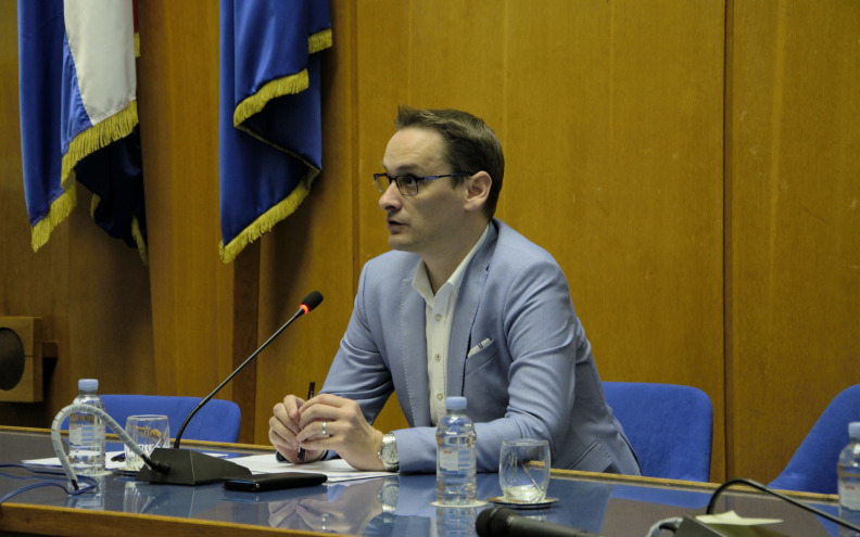 Na tribini se nije pojavio gradonačelnik, a ni predstavnici Sveučilišta i Znanstvene