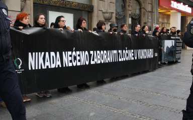 Žene u crnom razvile transparent “Pamtimo”