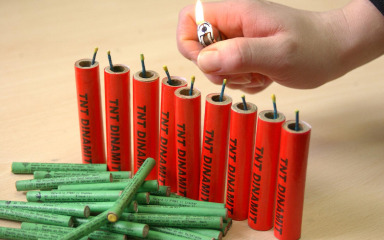 Klinci bacali petarde pa izazvali požar u parku, kažnjeni roditelji