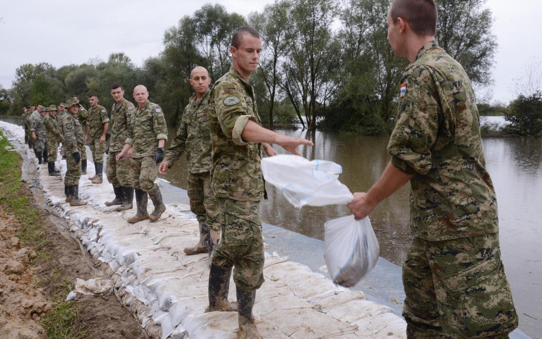 Hrvatska vojska u Hrvatskoj Kostajnici pomaže u obrani od poplava
