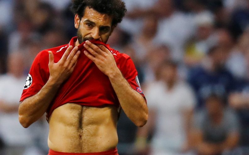 Mo Salah i ove godine čestitao je Božić uz obiteljsku fotografiju ispod okićene jelke