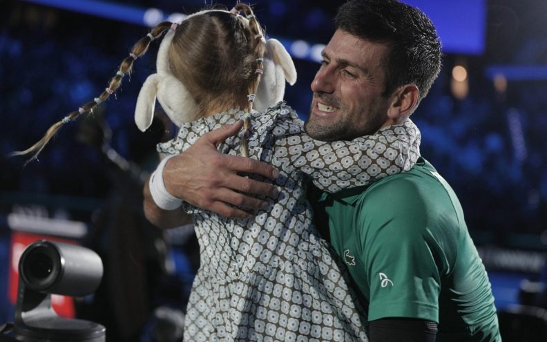 VIDEO Novak Đoković nije mogao na bolji način uveličati Božić klincima okupljenima na plaži u Dubaiju