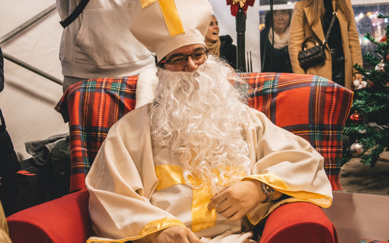 Sv. Nikola dočekao najmlađe u svom raskošnom ruhu